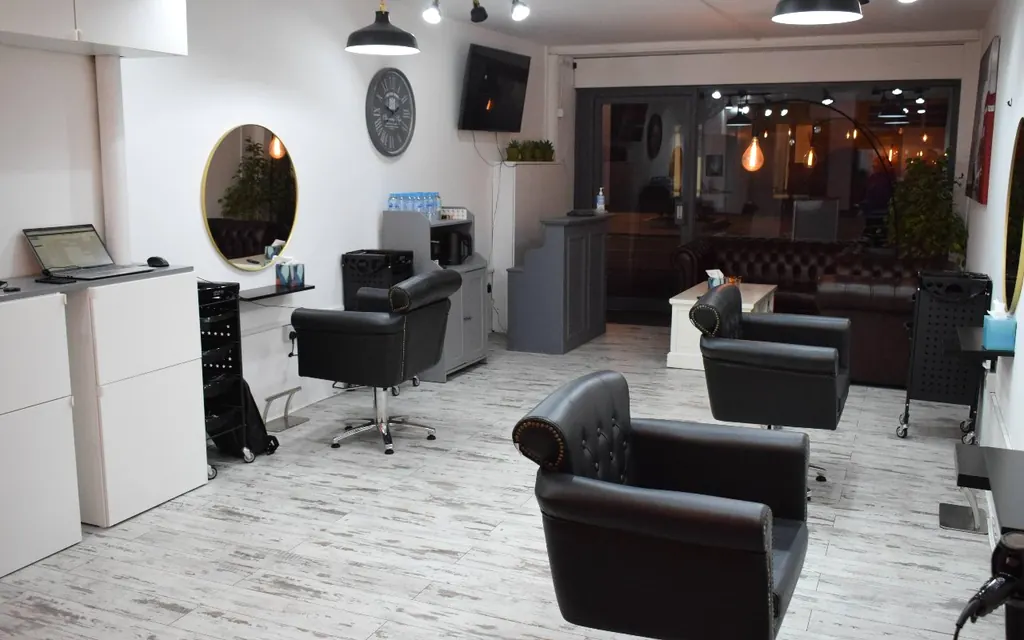 Styling chairs and round mirrors at SEoneHair, London Bridge
